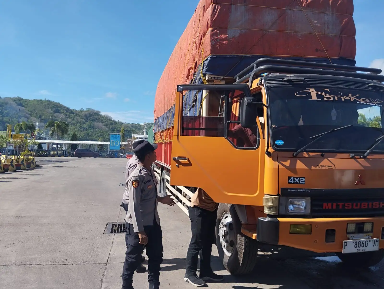 Polsek Kawasan Pelabuhan Lembar Jaga Ketertiban Bongkaran Kapal dari Jangkar