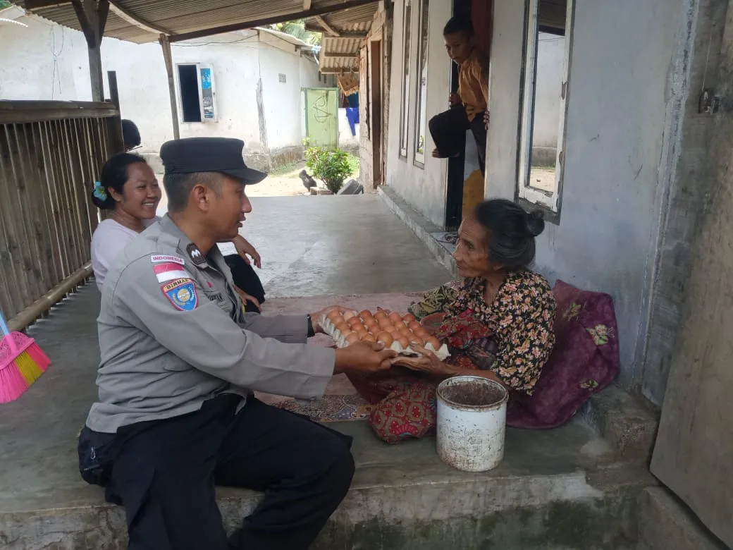 Bhabinkamtibmas Buwun Mas Hadirkan Bantuan Bergizi untuk Warga Sekotong