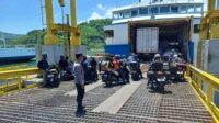 WhatsApp Image 2025-12-12 at 11.51.13 (1) Antisipasi Kerawanan Nataru: Polsek Lembar Cek Dokumen Kendaraan Kapal